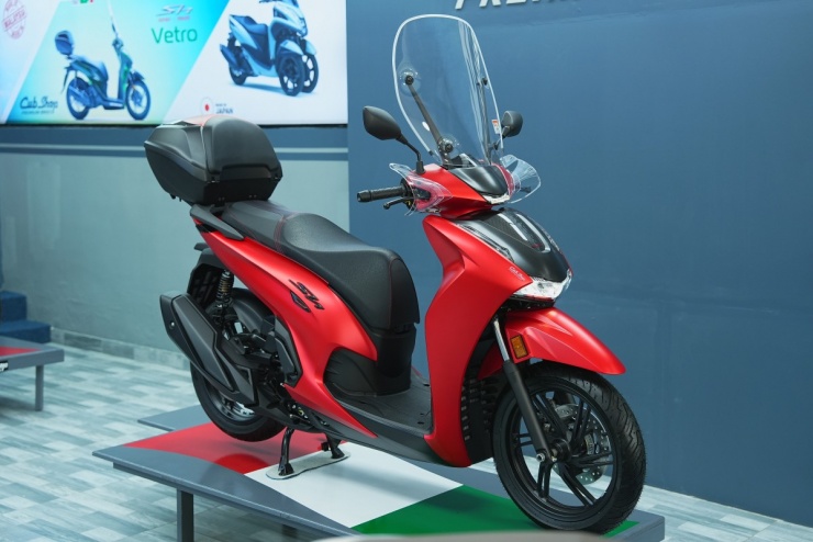 Một doanh nghiệp tư nhân ở TP HCM vừa nhập về lô hàng Honda SH350i từ Italy. Đây là phiên bản 2025, sản xuất tại nhà máy của Honda ở quốc gia hình chiếc ủng, phục vụ nhu cầu nội địa lẫn các thị trường châu Âu.