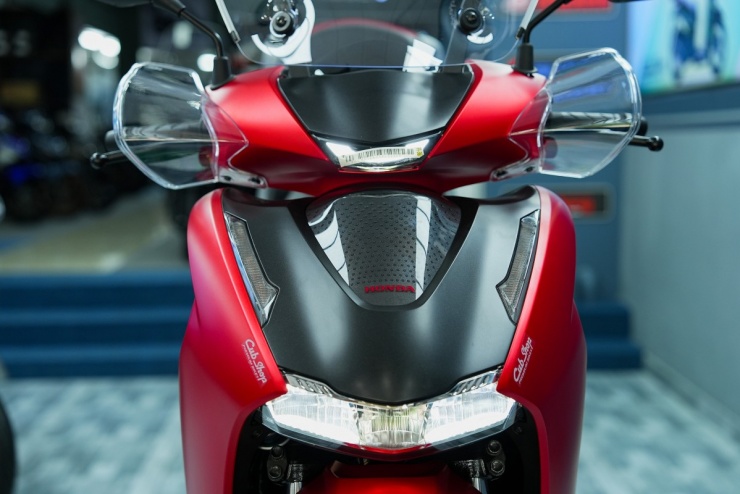 Tại Italy, Honda bán SH350i với một số phụ kiện đi kèm như kính chắn gió, ốp gương trong suốt ở tay lái, thùng chứa đồ 35 lít ở yên sau. Những trang bị này có trên bản Sport bán ở Việt Nam.