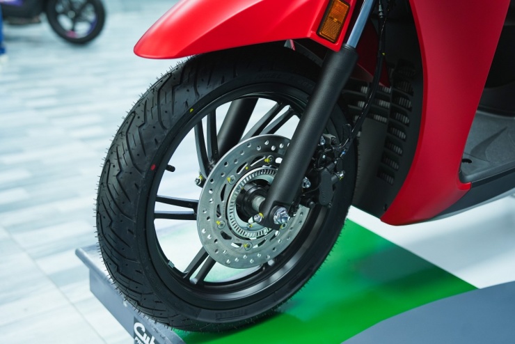 ABS hai kênh là trang bị tiêu chuẩn trên Honda SH 350i nhập khẩu. Hai bánh trước, sau đều đi kèm vành đúc 16 inch. Khoảng sáng gầm của mẫu xe nhập là 130 mm, nhỏ hơn đôi chút so với bản sản xuất trong nước (132 mm).