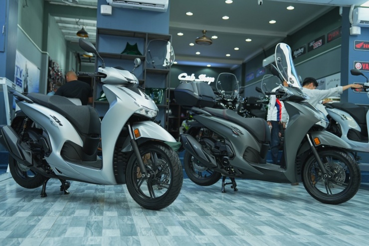 Honda SH350i nhập khẩu bản tiêu chuẩn (trái) và Sport tại showroom trưng bày ở quận Bình Tân, TP HCM.