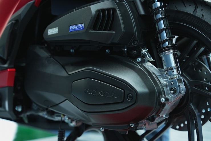 Động cơ trên Honda SH 350i nhập khẩu tương tự bản sản xuất ở Việt Nam, loại SOHC xi-lanh đơn, làm mát bằng dung dịch, công suất 29,4 mã lực, mô-men xoắn 31,5 Nm. Hộp số vô cấp CVT và dẫn động bằng dây đai.
