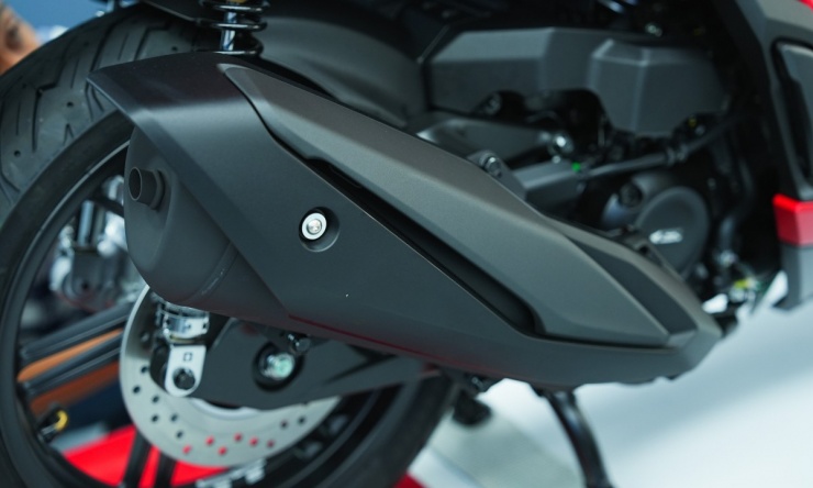 Điểm khác biệt trên Honda SH350i nhập Italy là động cơ đáp ứng chuẩn khí thải Euro 5, trong khi bản sản xuất ở Việt Nam là Euro 4. Tiêu thụ nhiên liệu bản nhập khoảng 3,4 lít/100 km, còn bản nội địa là 3,52 lít/100 km.