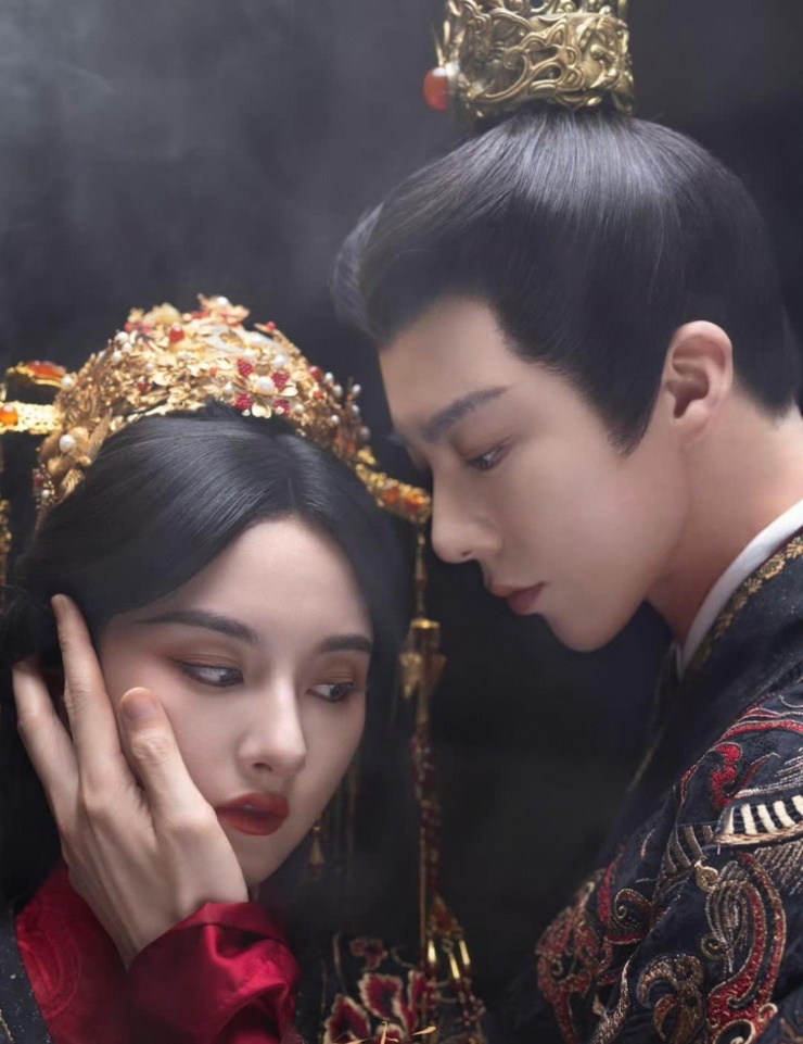 Khom lưng (Chiết yêu) là bộ phim cổ trang đình đám nhất màn ảnh Hoa ngữ thời điểm hiện tại. Bộ phim cổ trang về thời Chiến Quốc gây sốt Trung Quốc và nhiều quốc gia châu Á khác, bao gồm Việt Nam. Trong tập 27 (phát sóng ngày 25/5), phim đạt thành tích "vô tiền khoáng hậu" là có quảng cáo dài tới 215 giây, trở thành quảng cáo đơn có thời lượng dài nhất trên tất cả nền tảng của Trung Quốc.