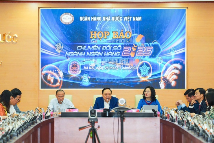 Ông Phạm Anh Tuấn (giữa) tại họp báo giới thiệu sự kiện Chuyển đổi số ngân hàng 2025 ngày 26/5. Ảnh: NHNN