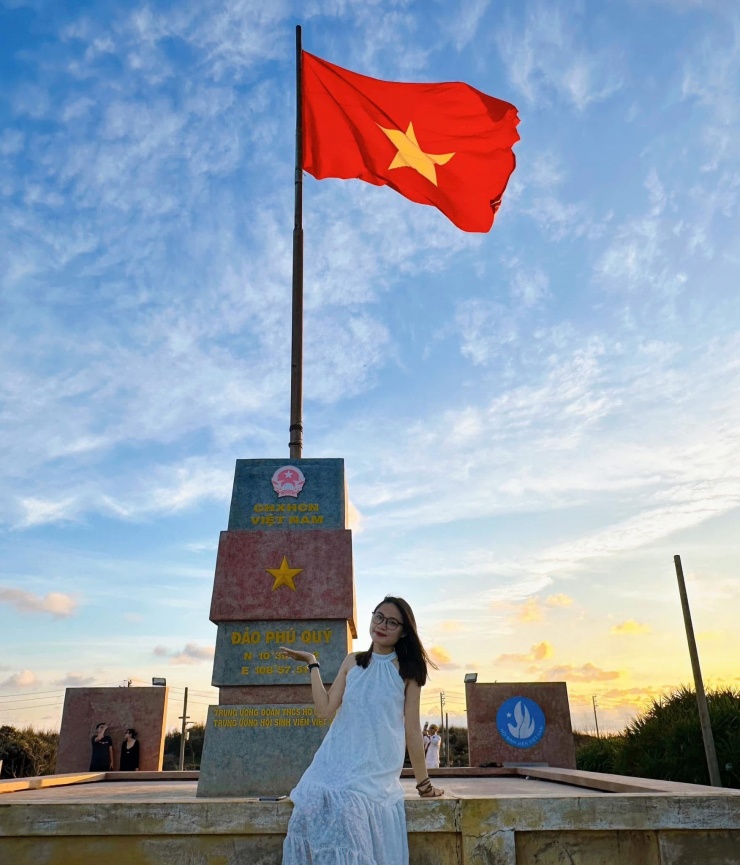 Check-in ở cột cờ.