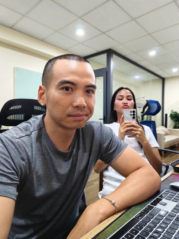 Chồng H&#39;Hen Niê đi đâu cũng được hỏi "đã mọc tóc chưa", hiện nổi tiếng hơn cả vợ Hoa hậu - 2