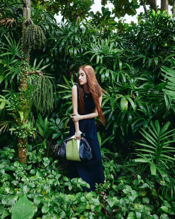 "Thiên kim" đẹp nhất của "vua sòng bạc" Macau lên thảm đỏ diện đồ sang bao nhiêu, đời thường bình dân đến giật mình - 11