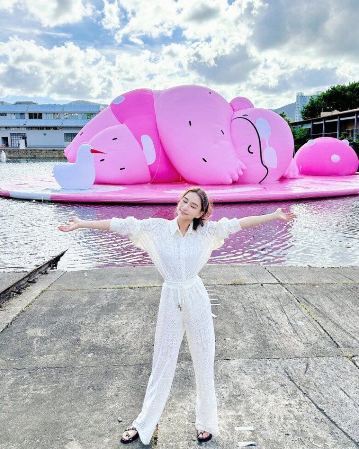 "Thiên kim" đẹp nhất của "vua sòng bạc" Macau lên thảm đỏ diện đồ sang bao nhiêu, đời thường bình dân đến giật mình - 13