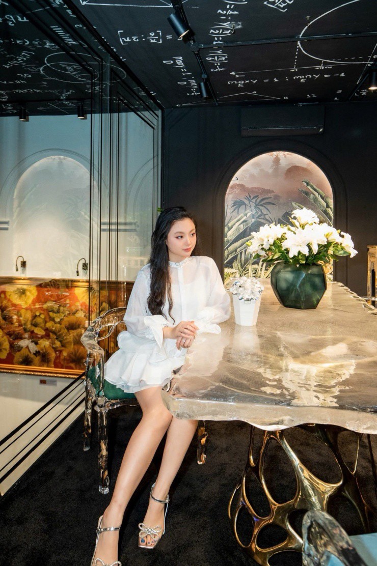 Thậm chí, nhiều người nhận xét con gái Thúy Hạnh có vẻ ngoài xinh đẹp như Kim ji Won - mỹ nhân đóng phim "Queen of tears".