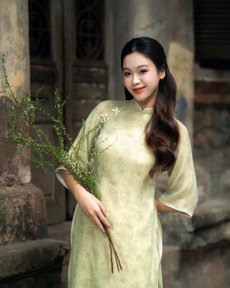 Cô là sinh viên Đại học Thương Mại Hà Nội, từng được vinh danh là một trong những sinh viên tiêu biểu của khoa Luật và lọt vào top 10 cuộc thi Miss &amp; Mister TMU 2024.
