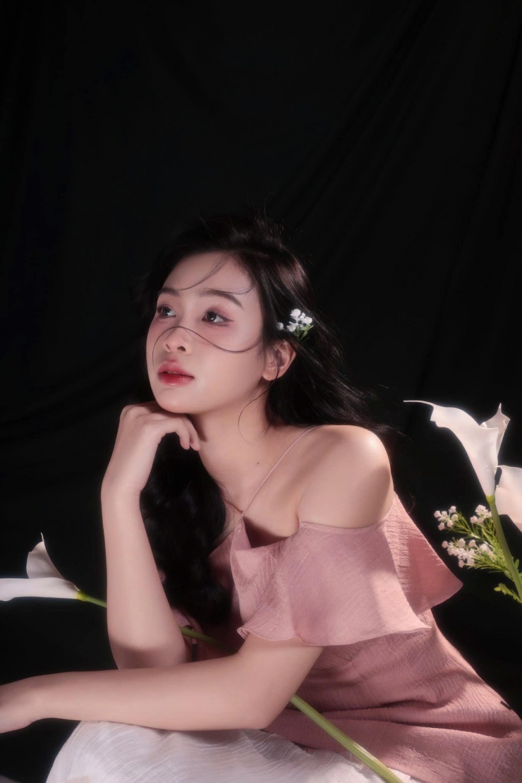 Trước đó, Khánh Linh rơi vào trạng thái lo sợ mỗi lần bước lên sân khấu, không thể làm chủ sân khấu. Nhờ có sự hướng dẫn từ ê-kíp Hoa hậu Việt Nam, cô dần tự tin và có những phút giây toả sáng.