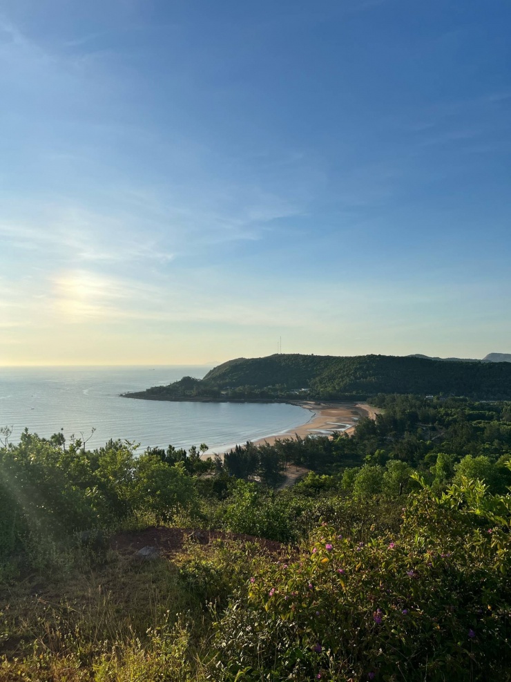 Bờ biển uốn cong hình vầng trăng khuyết. Ảnh: Nguyễn Phương Thảo