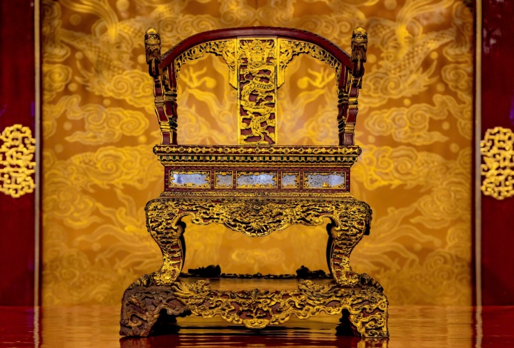 Ngai vua triều Nguyễn tại điện Thái Hòa trước khi bị người đàn ông phá hoại. Ảnh: Đ.Hoàng.