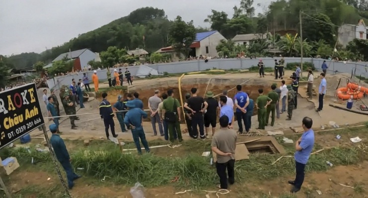 Rất đông người dân theo dõi việc tìm kiếm nạn nhân.