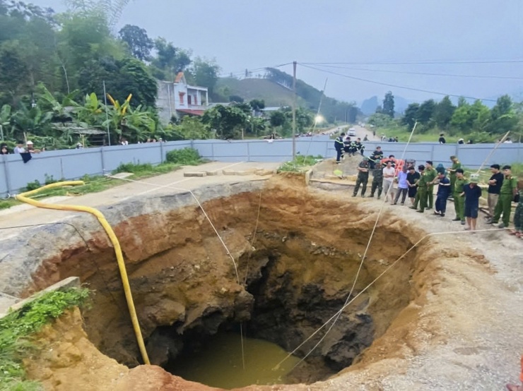 Việc quan sát gặp nhiều khó khăn do trong hố chứa nhiều bùn đất, rác thải và dòng nước ngầm chảy xiết, khiến tầm nhìn của thiết bị bị hạn chế chỉ còn khoảng 25cm.