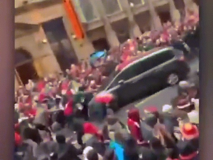 Thế giới 24h: Phút kinh hoàng 'xe điên' đâm đám đông CĐV Liverpool