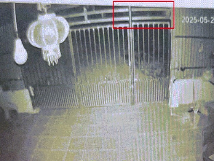 Camera nhà dân ghi lại khoảnh khắc người đi xe máy lao xuống ‘hố tử thần’ sâu 10m
