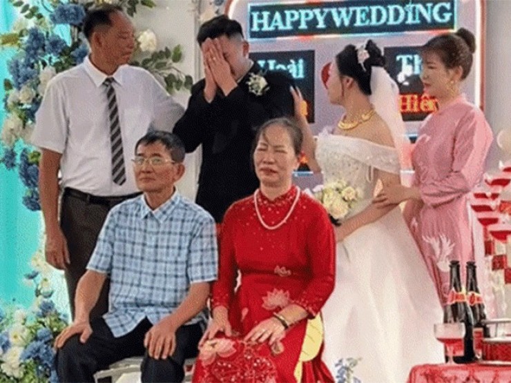Chú rể Tuyên Quang ôm mặt khóc nức nở trong đám cưới, cô dâu liên tục vỗ về