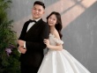 Chú rể Tuyên Quang ôm mặt khóc nức nở trong đám cưới, cô dâu liên tục vỗ về