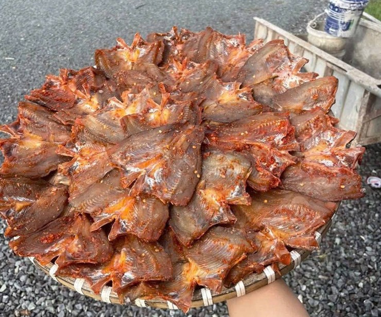 Để làm cá rô phi khô ngon dai thì bạn nên chọn mua những con cá tươi, có đôi mắt trong suốt hơi phồng lên, lớp vảy sáng xếp chồng lên như mái ngói.&nbsp;
