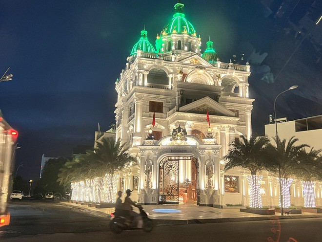 Bên ngoài dinh thự. Ảnh: Ca Linh