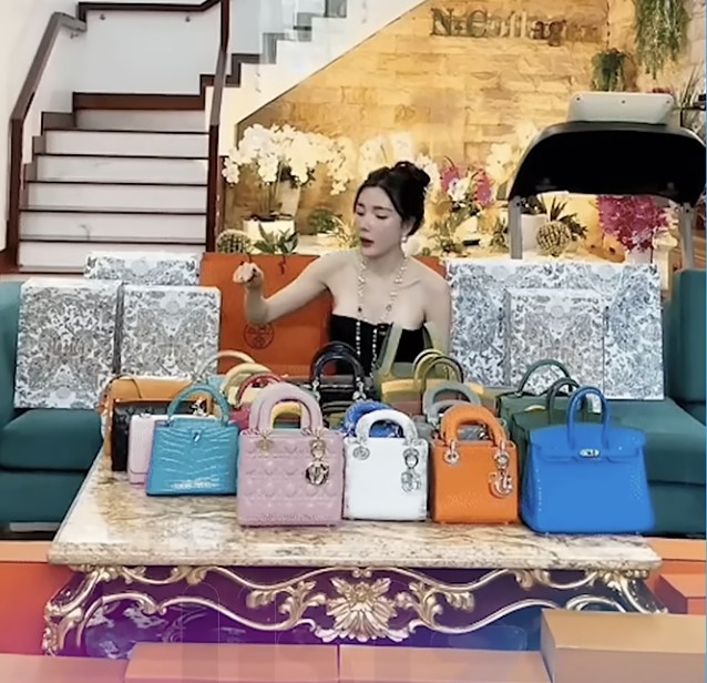 Ngân Collagen khoe dinh thự 500 tỉ đồng, dàn siêu xe, kim cương... trên mạng xã hội - 8