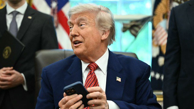 Ông Trump dọa áp thuế lên iPhone và Samsung sản xuất ngoài nước Mỹ.
