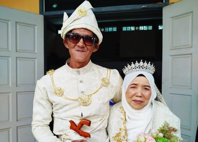 Chú rể Nizam và cô dâu Repeah trong đám cưới hôm 25/5 tại Lenggong, Perak, Malaysia. Ảnh: FB