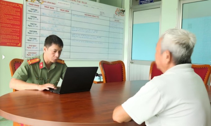 Công an Bình Dương giải thích cho một người cao tuổi bị nhóm lừa đảo dụ chuyển 500 triệu đồng, năm 2024. Ảnh: Yên Khánh.