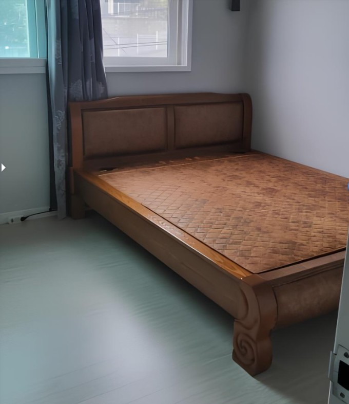 Chiếc giường đá bỏ không trên tầng hai nhà anh Ngọc Hùng từ năm ngoái. Ảnh nhân vật cung cấp