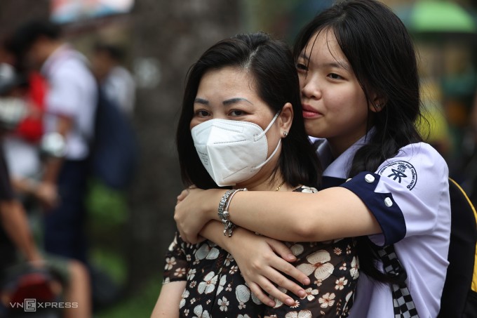 Thí sinh và phụ huynh trong kỳ thi tốt nghiệp THPT 2024 ở TP HCM. Ảnh: Quỳnh Trần