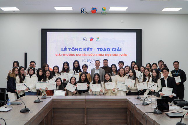 Sinh viên Học viện Ngoại giao trong lễ tổng kết, trao giải thưởng nghiên cứu khoa học sinh viên