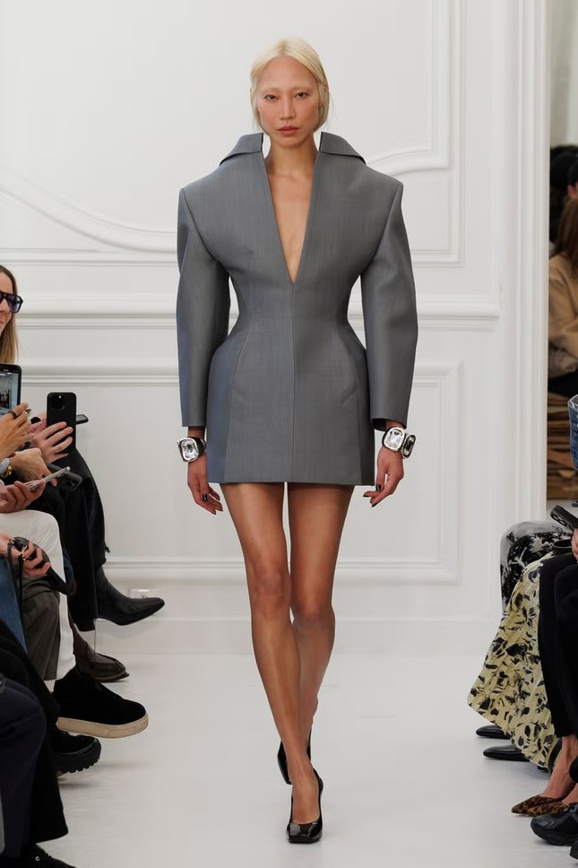 Các sàn diễn tại Schiaparelli, Givenchy và Ashlyn, cùng nhiều nơi khác đã trình diễn những chiếc áo khoác và áo choàng có eo bó, nhấn nhá cấu trúc ấn tượng.