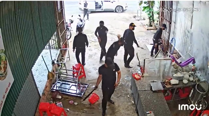 Nhóm côn đồ đập phá quán phở
