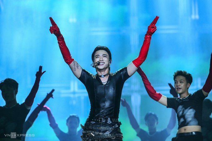 Soobin trong bài "Heyyy". Ảnh: Giang Huy