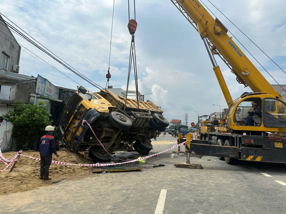 Lực lượng chức năng xử lý hiện trường vụ tai nạn.