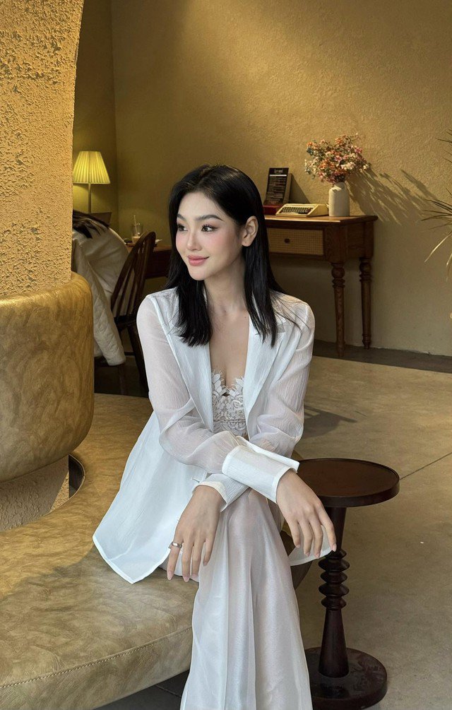 Cô cũng chăm chỉ đắp mặt nạ, ngủ sớm để giữ da sáng mịn. Đặc biệt, nữ diễn viên không ăn đêm.