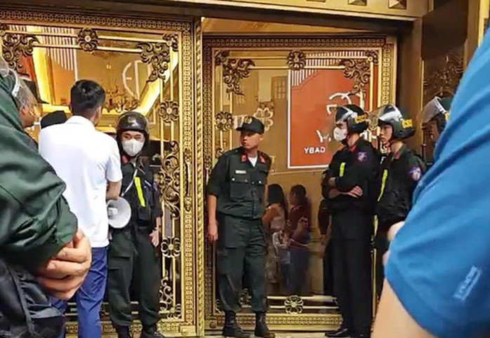 Hình ảnh cảnh sát xuất hiện tại ngôi nhà 173 đường Lê Hoàn của trùm giang hồ Tuấn "thần đèn", thực hiện việc khám xét trưa ngày 26-5