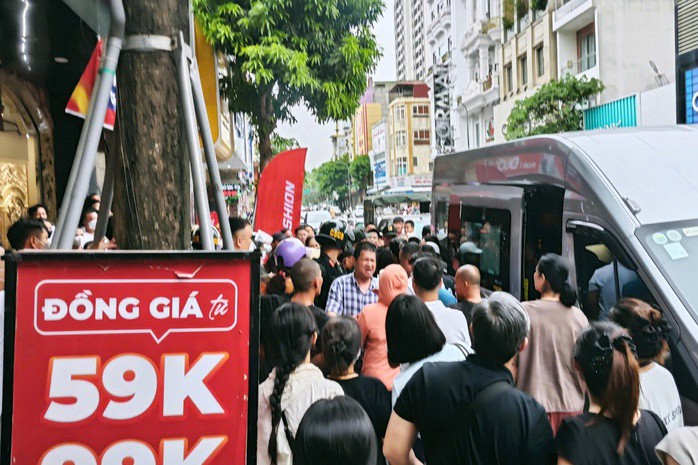 Việc khám xét nhà trùm giang hồ Tuấn "thần đèn" đã gây chú ý đối với người dân trên con phố Lê Hoàn
