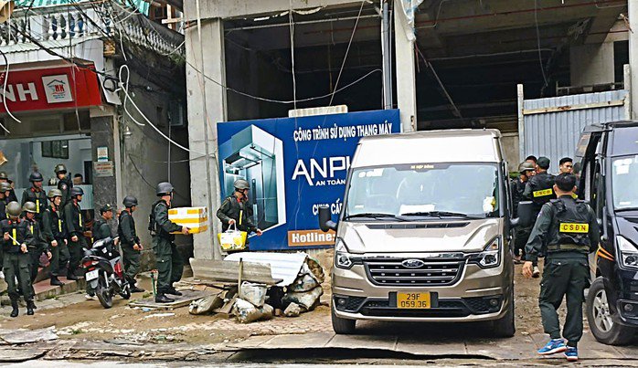 Nhiều thùng tài liệu đã được cảnh sát đưa ra xe ô tô sau khi kết thúc khám xét 1 căn nhà trên phố Trường Thi (phường Điện Biên, TP Thanh Hóa) chiều 26-5