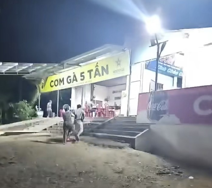Người nhà can ngăn người được cho là chủ quán cơm gà 5 Tấn sau khi đánh thực khách. Ảnh cắt từ clip