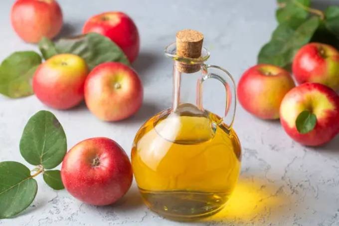 Một trong những phương pháp dân gian phổ biến để hòa tan sỏi thận là uống giấm táo.