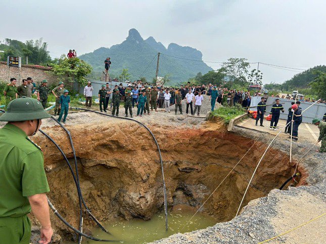 Bơm rút nước tìm kiếm nạn nhân.