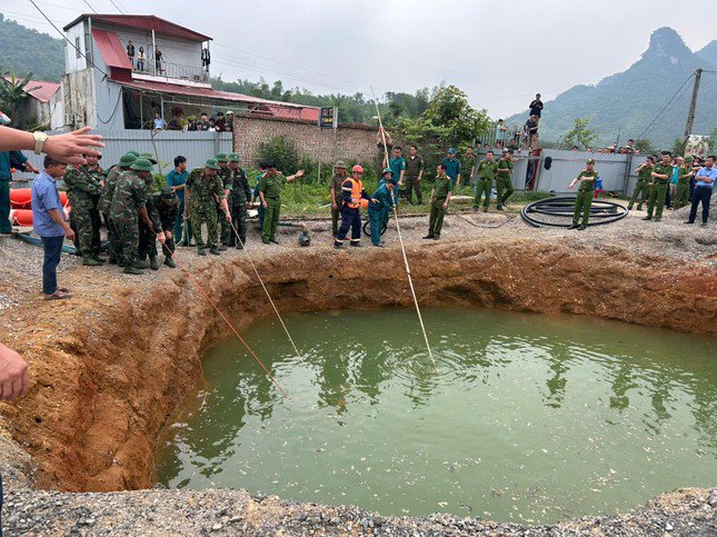 Vị trí hố sụt lún nghi có người rơi xuống ở xã Kim Lư, huyện Na Rì, Bắc Kạn.