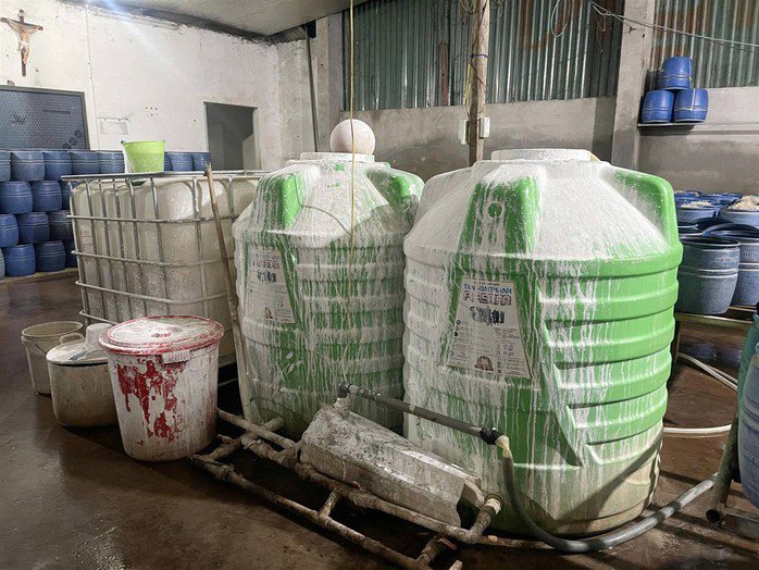 Các thùng hóa chất độc hại dùng để sản xuất giá đỗ. Ảnh: Công an cung cấp