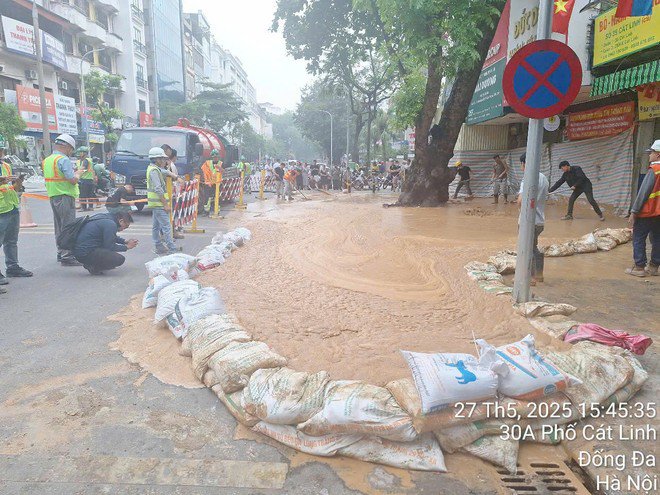 Các đơn vị liên quan đã khoanh gọn để xử lý hỗn hợp bùn phun trào lên