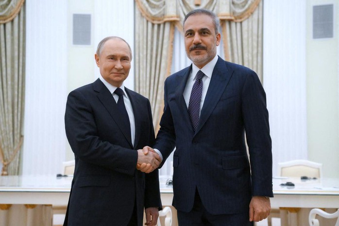 Tổng thống Nga Vladimir Putin bắt tay Bộ trưởng Ngoại giao Thổ Nhĩ Kỳ Hakan Fidan tại Moscow hôm 26-5. Ảnh: Sputnik