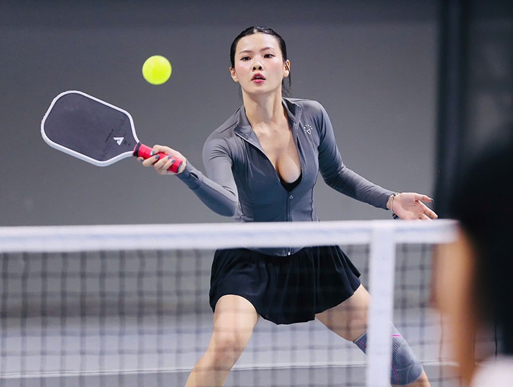 Bởi lẽ, nội dung này quy tụ đông đảo những người đẹp làng pickleball hot nhất hiện nay. Một trong những cái tên thu hút khán giả đó chính là Cao Quyên. Nữ VĐV quê Đắk Lắk có gương mặt xinh đẹp, nước da trắng sáng, chiều cao khá nổi bật, cùng phong cách ăn mặc nóng bỏng.