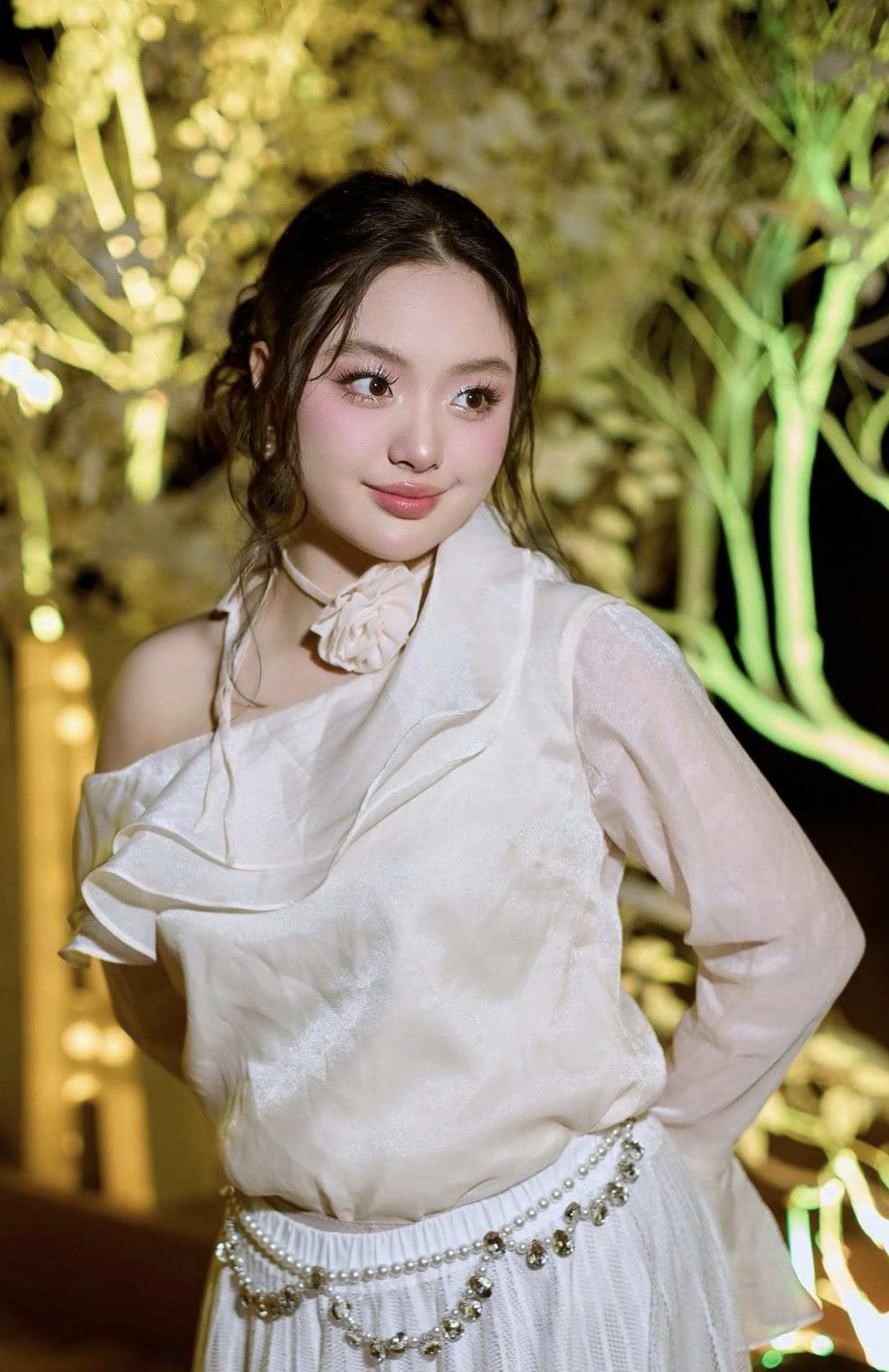 Suti (tên thật Lê Gia An) từng gây ấn tượng với khán giả truyền hình khi tham gia hai mùa Bố ơi, mình đi đâu thế? (2014 và 2015). Hiện tại, cô nhóc sứt răng năm nào đã đã bước vào tuổi thiếu nữ.