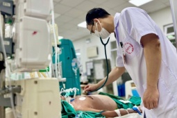 Người đàn ông phải lọc máu liên tục vì vết xước nhỏ